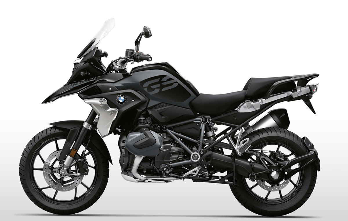 Et billede, der indeholder motorcykel, parkeret, udendørs, sort
Automatisk genereret beskrivelse