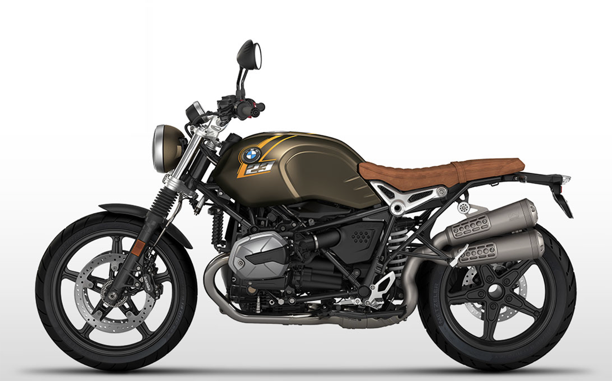 Et billede, der indeholder motorcykel, parkeret, udendørs, scooter
Automatisk genereret beskrivelse