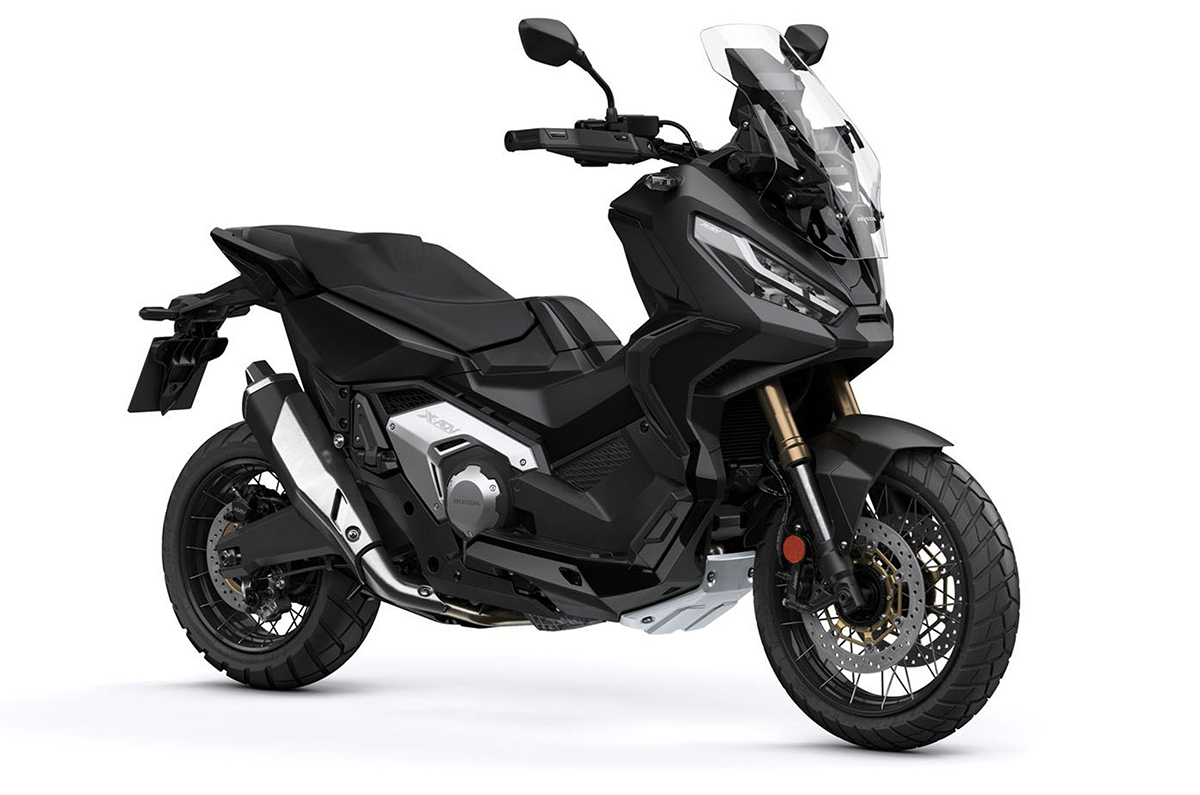 Et billede, der indeholder motorcykel, parkeret, udendørs, hjelm
Automatisk genereret beskrivelse