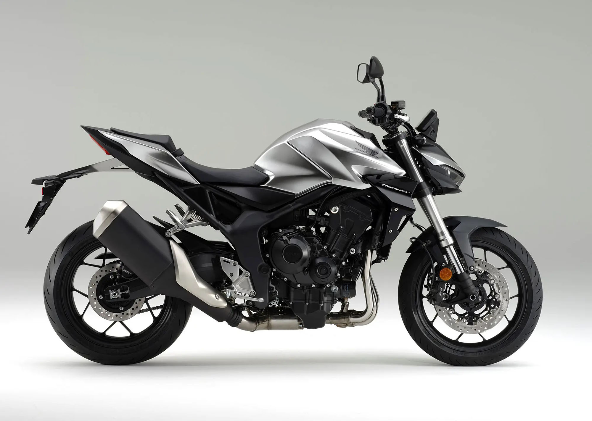 Et billede, der indeholder dæk, køretøj, hjul, motorcykel
Automatisk genereret beskrivelse