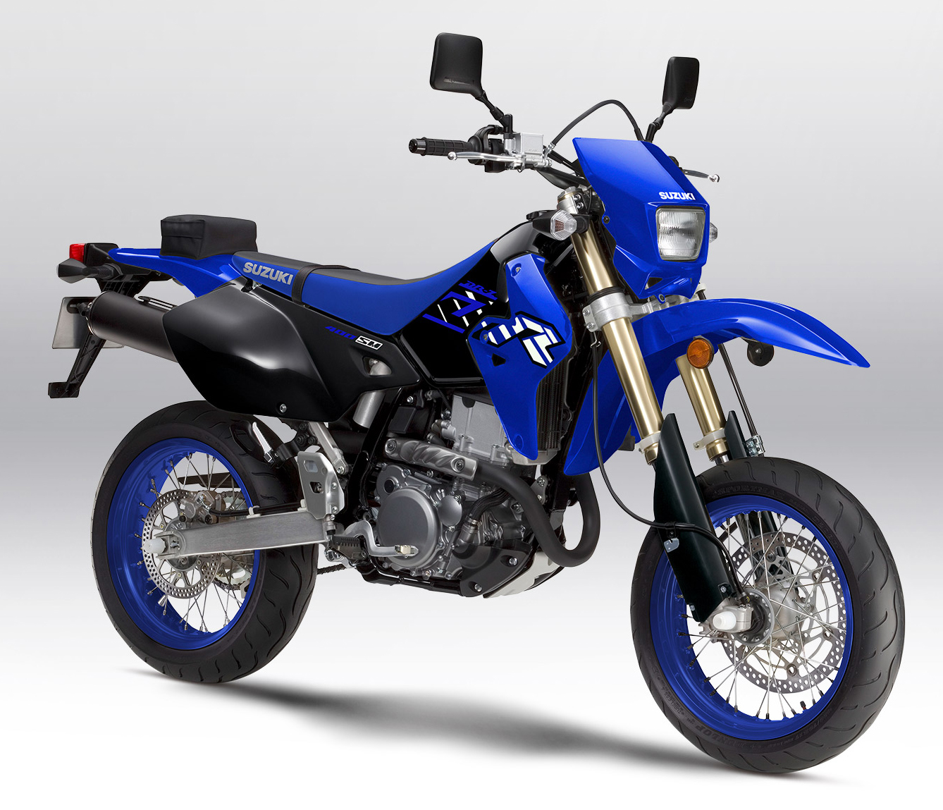 Et billede, der indeholder motorcykel, blå, parkeret, sølv
Automatisk genereret beskrivelse