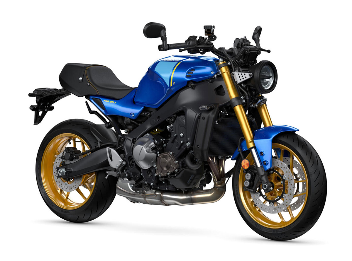 Et billede, der indeholder motorcykel, parkeret, blå, sølv
Automatisk genereret beskrivelse