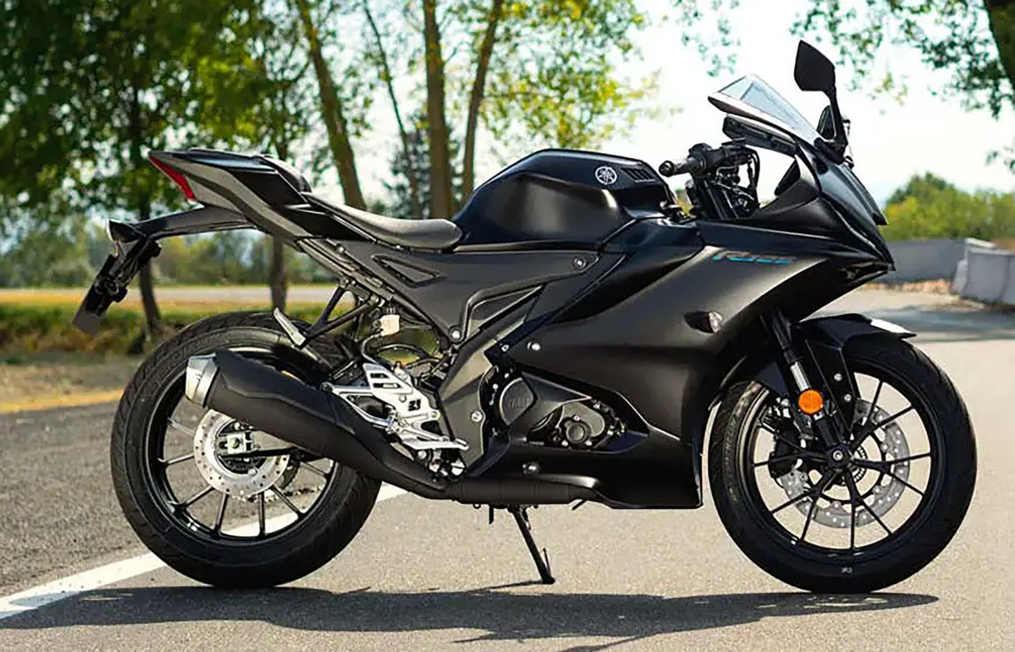 Et billede, der indeholder udendørs, træ, motorcykel, vej
Automatisk genereret beskrivelse