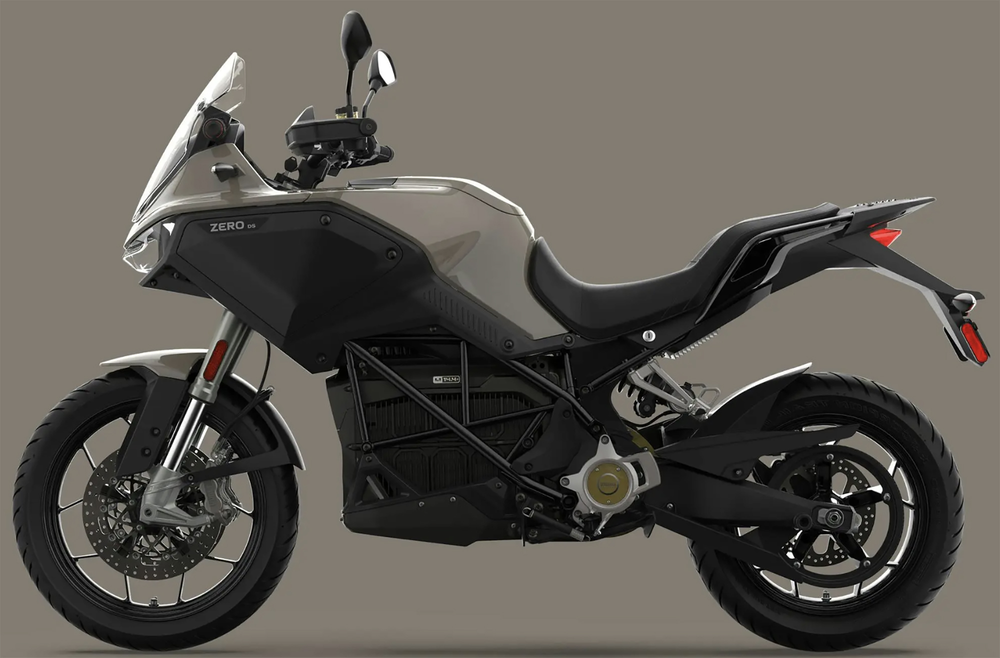 Et billede, der indeholder d�k, hjul, k�ret�j, Landk�ret�j

Automatisk genereret beskrivelse